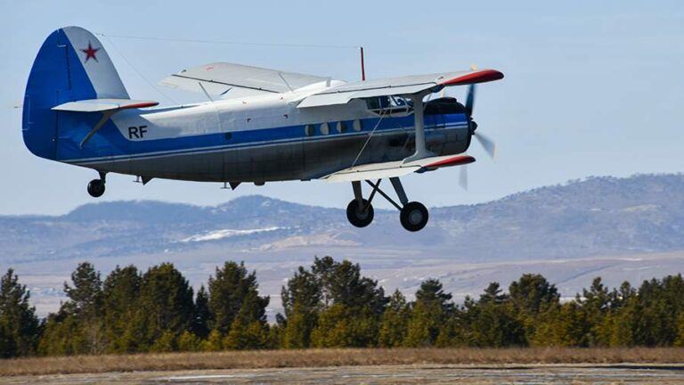 Самолет Ан-2 совершил аварийную посадку на окраине Владикавказа